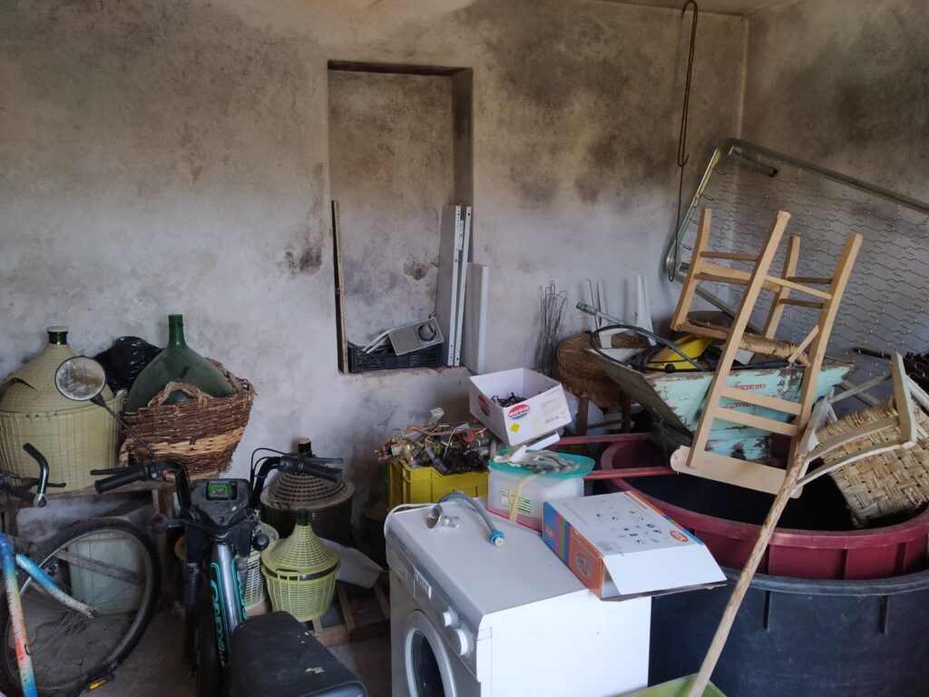 Casa indipendente con terreno in una frazione rurale (c.da Serrone, 76)
