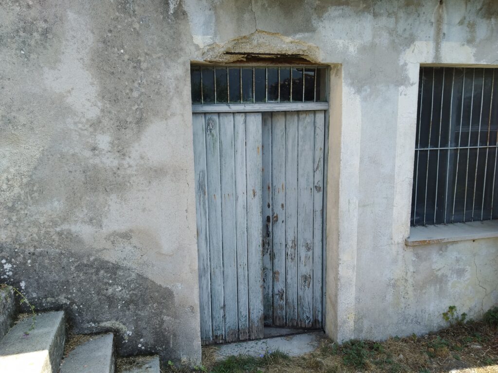Casa indipendente con terreno in una frazione rurale (c.da Serrone, 76)