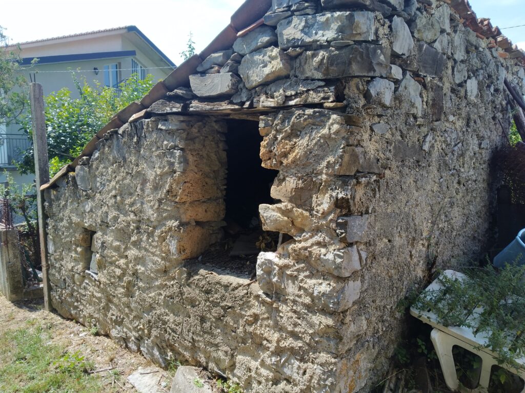 Casa indipendente con terreno in una frazione rurale (c.da Serrone, 76)