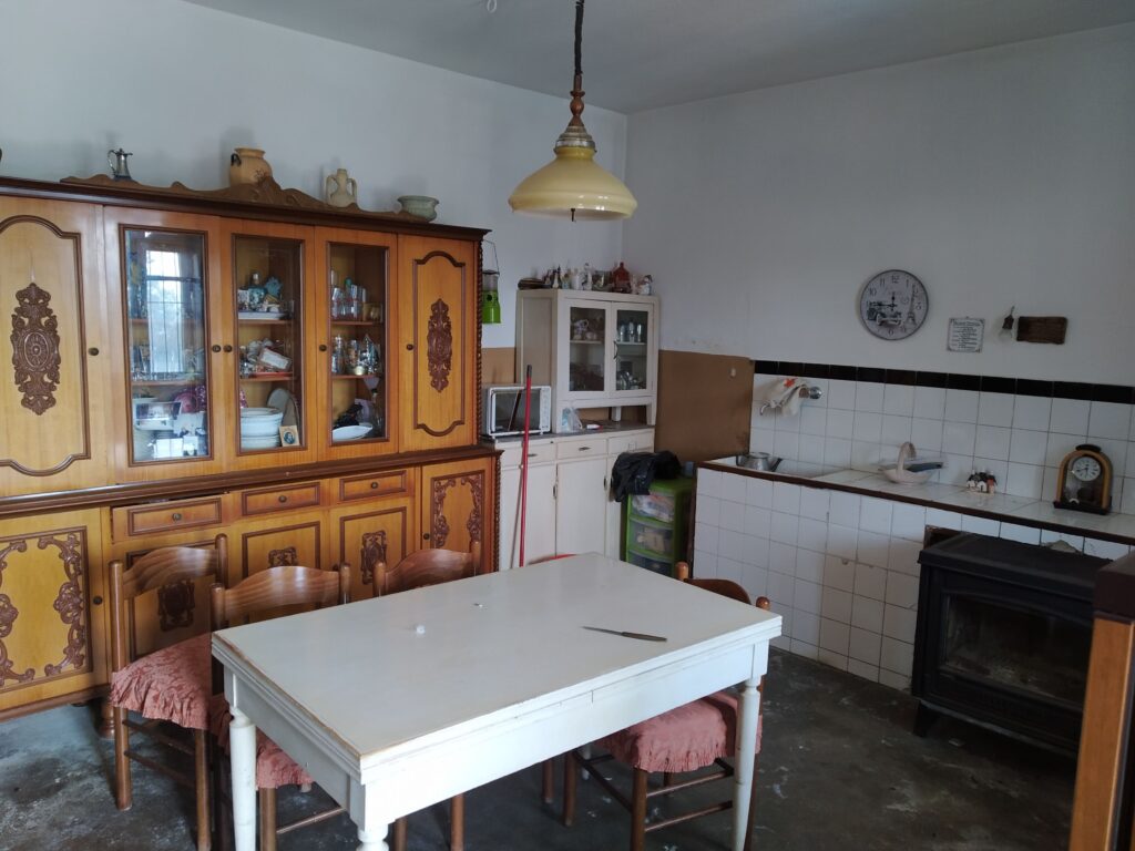 Casa indipendente con terreno in una frazione rurale (c.da Serrone, 76)