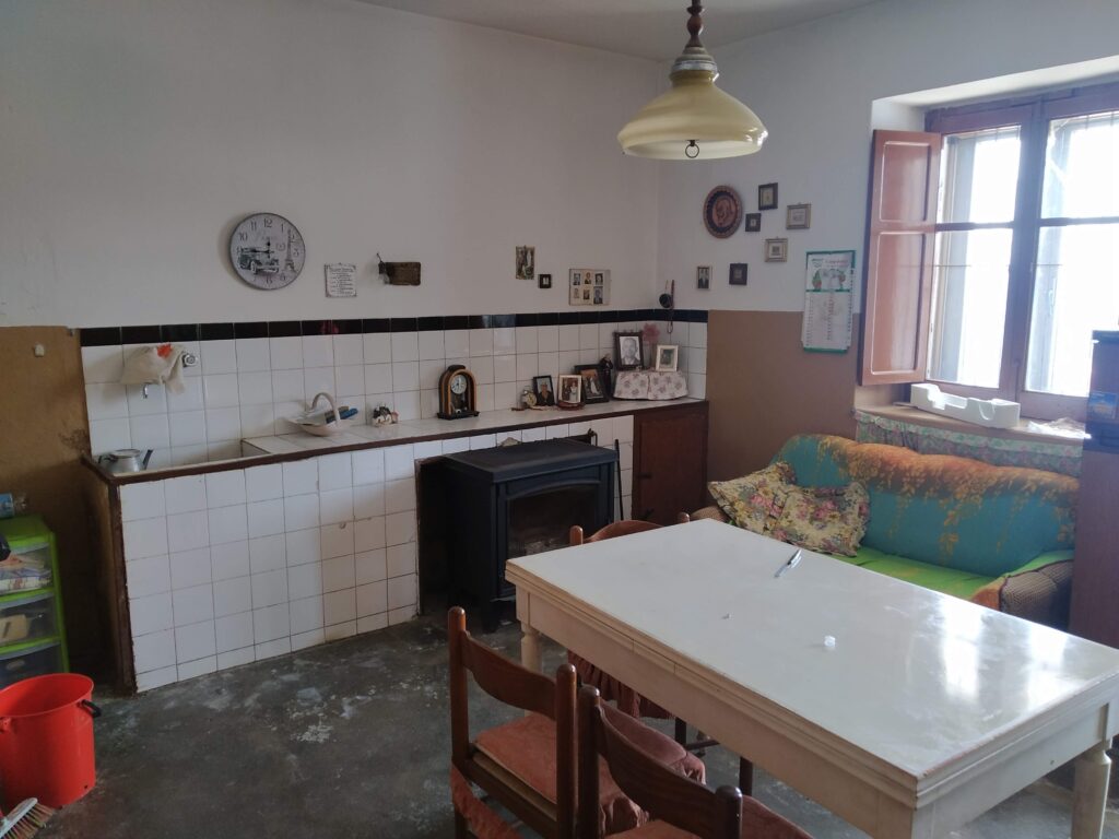 Casa indipendente con terreno in una frazione rurale (c.da Serrone, 76)
