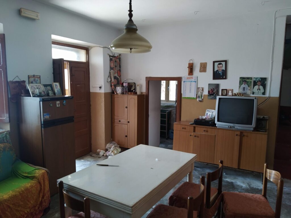 Casa indipendente con terreno in una frazione rurale (c.da Serrone, 76)