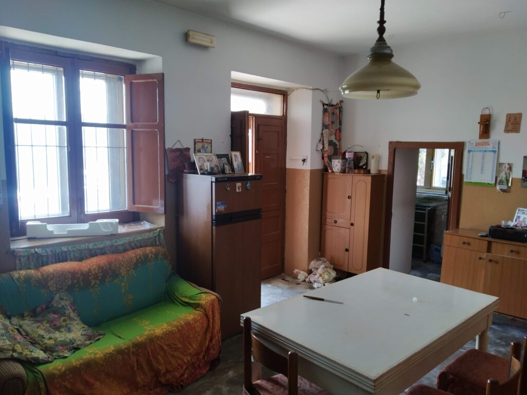 Casa indipendente con terreno in una frazione rurale (c.da Serrone, 76)