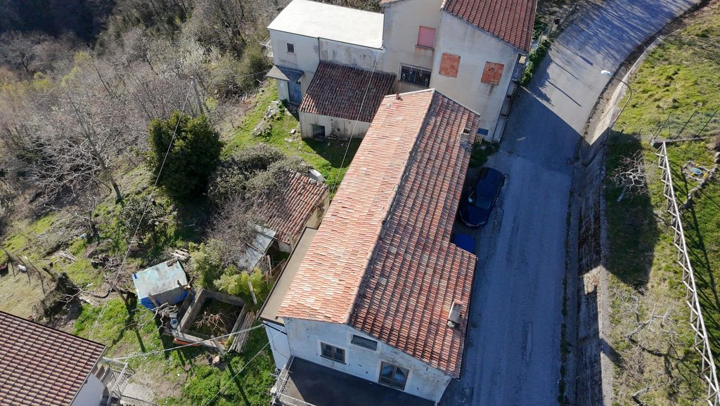 Casa indipendente con terreno in una frazione rurale (c.da Serrone, 76)
