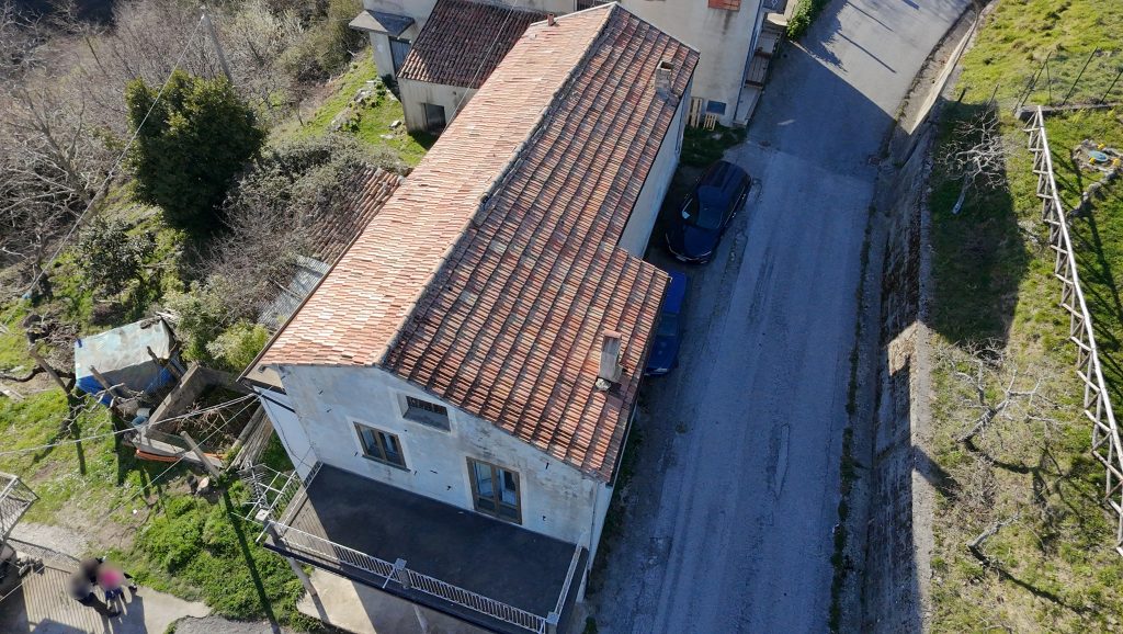 Casa indipendente con terreno in una frazione rurale (c.da Serrone, 76)