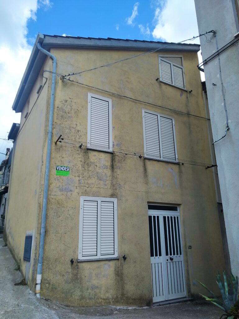 Casa indipendente nel centro urbano (via Po, 29)