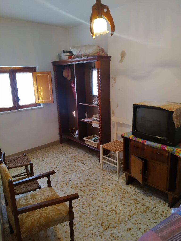 Casa indipendente nel centro urbano (via Salvator Rosa, 11)
