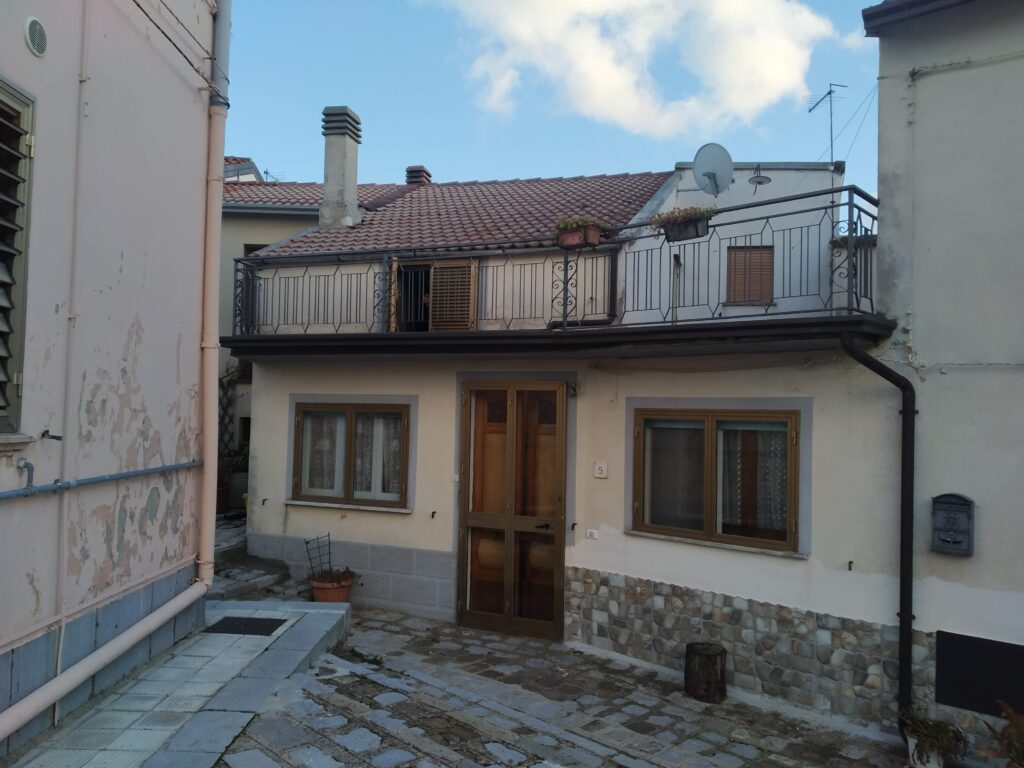 Detached house in the historic center (largo E. Pimmentel, 5)