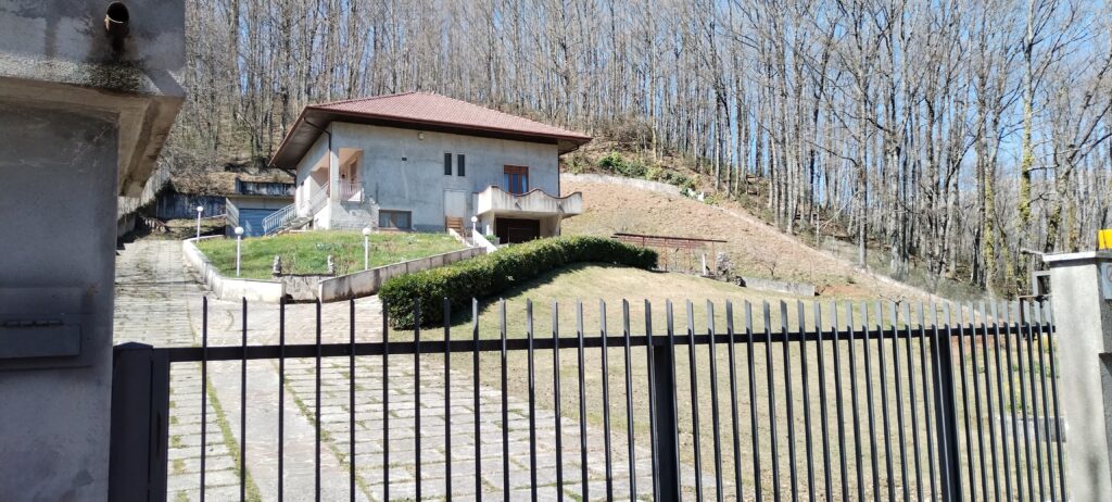 Villa with land in Mingarelli hamlet (via Mingarelli, 1)