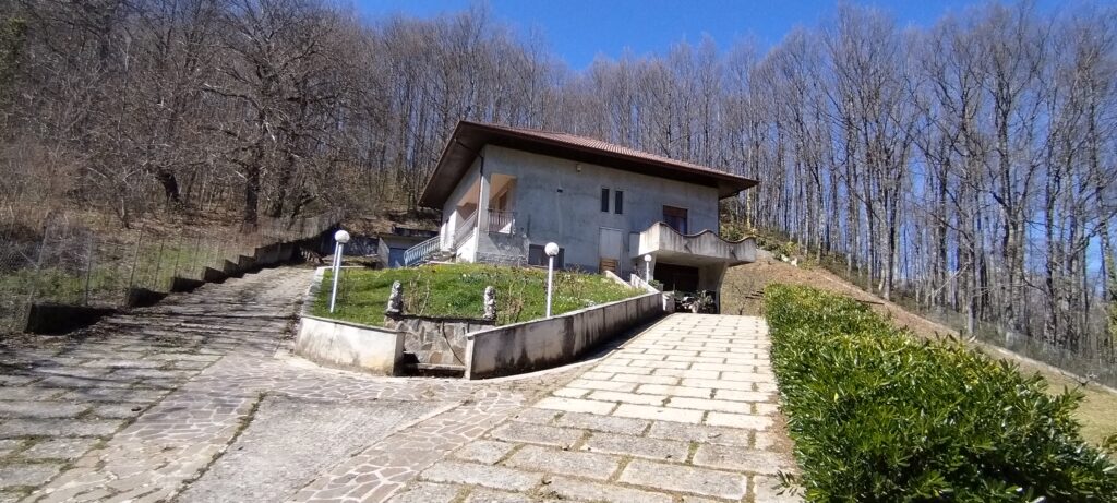 Villa with land in Mingarelli hamlet (via Mingarelli, 1)