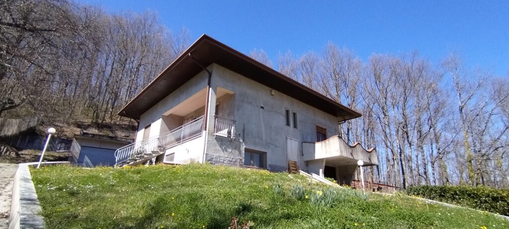 Villa with land in Mingarelli hamlet (via Mingarelli, 1)