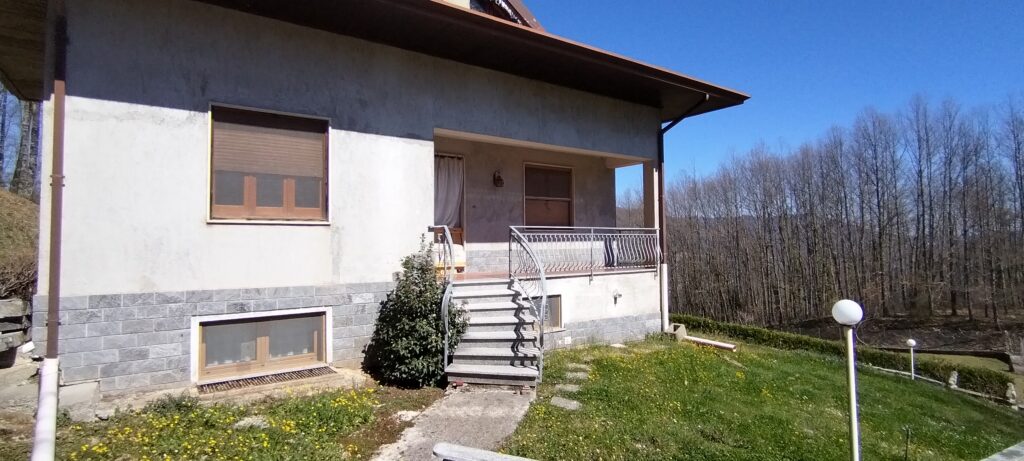 Villa with land in Mingarelli hamlet (via Mingarelli, 1)