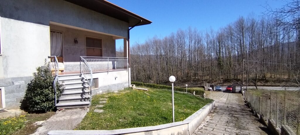 Villa with land in Mingarelli hamlet (via Mingarelli, 1)
