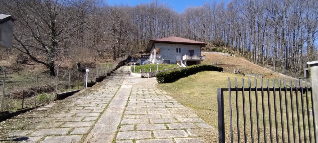 Villa with land in Mingarelli hamlet (via Mingarelli, 1)