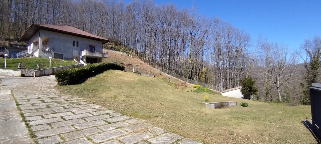 Villa with land in Mingarelli hamlet (via Mingarelli, 1)