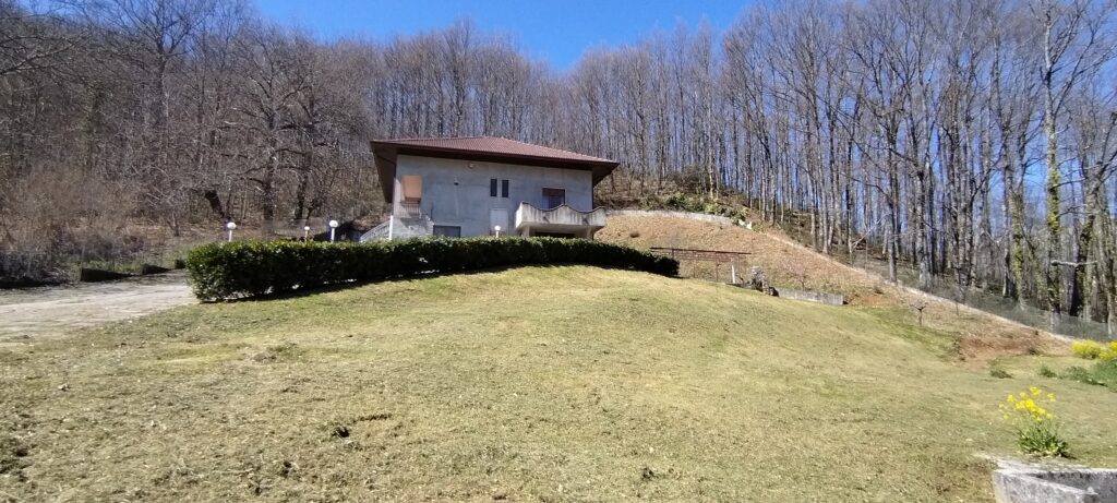 Villa with land in Mingarelli hamlet (via Mingarelli, 1)