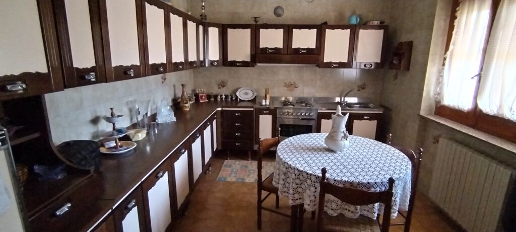 Villa with land in Mingarelli hamlet (via Mingarelli, 1)
