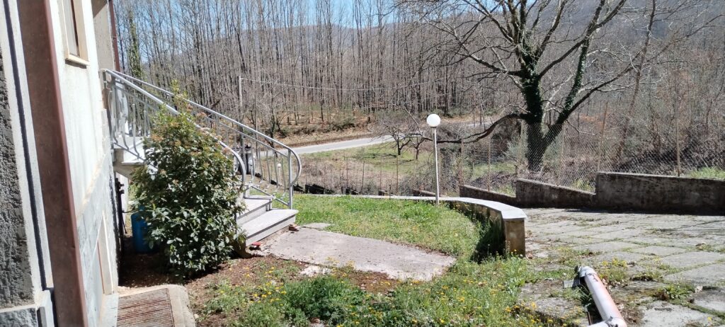Villa with land in Mingarelli hamlet (via Mingarelli, 1)