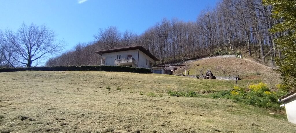 Villa with land in Mingarelli hamlet (via Mingarelli, 1)