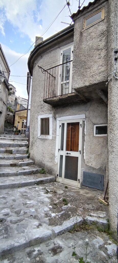 Casa indipendente nel centro storico (via Demostene, 4)