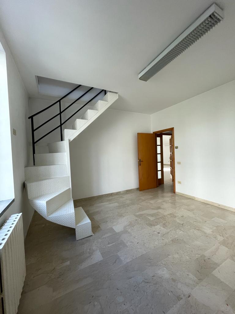 Attico nel centro urbano (via Lacava, 34)