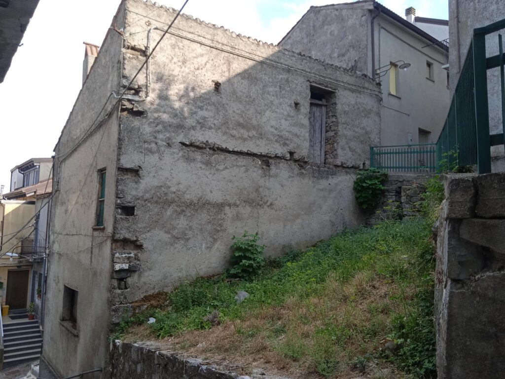 Casa indipendente nel centro urbano (via Esopo, 4)
