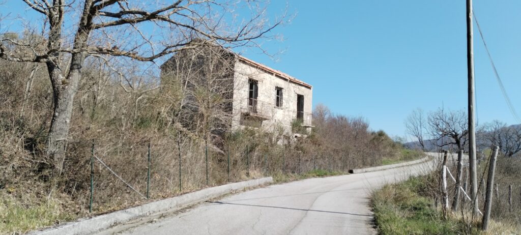 Casa colonica nel verde con terreno annesso (loc. S. Vito, snc)