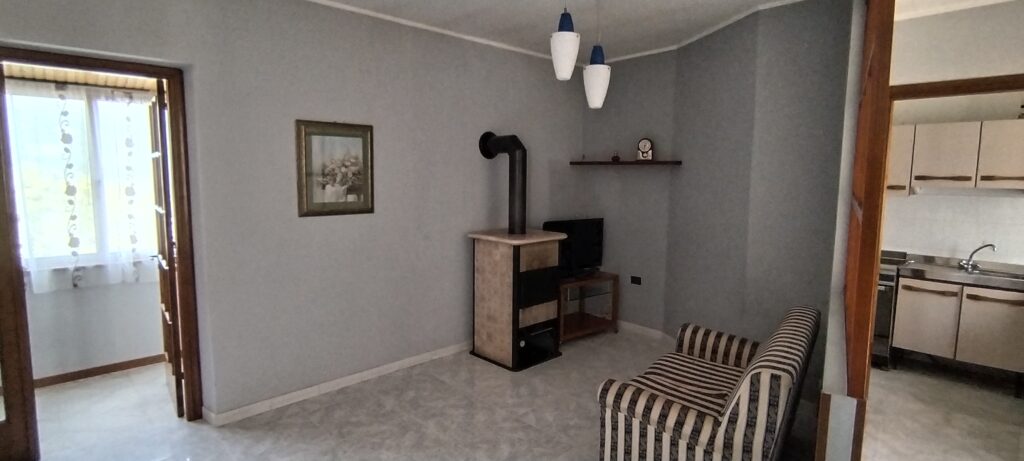 Detached house with land in Varrazzo hamlet (c.da Varrazzo, 25)