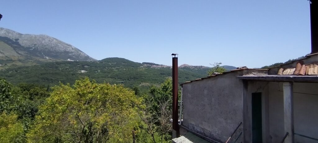 Detached house with land in Varrazzo hamlet (c.da Varrazzo, 25)