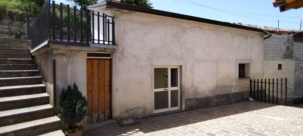 Detached house with land in Varrazzo hamlet (c.da Varrazzo, 25)