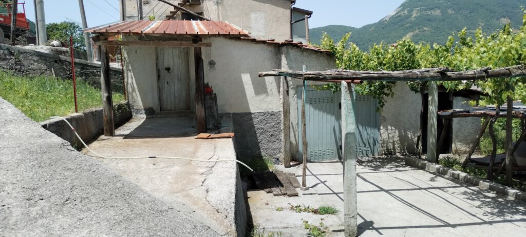 Detached house with land in Varrazzo hamlet (c.da Varrazzo, 25)