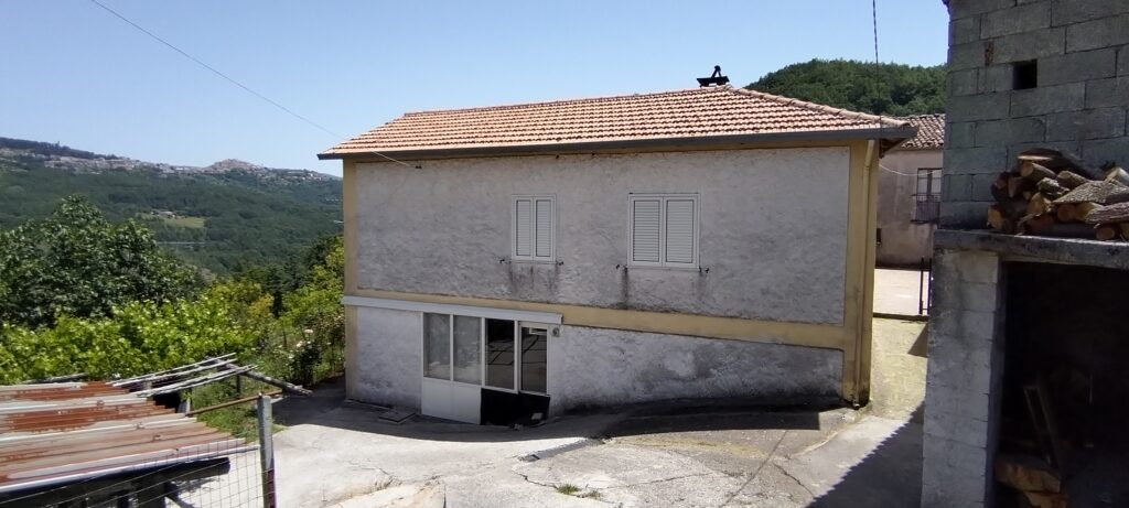 Detached house with land in Varrazzo hamlet (c.da Varrazzo, 25)