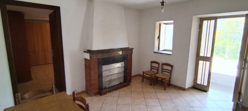 Detached house with land in Varrazzo hamlet (c.da Varrazzo, 25)