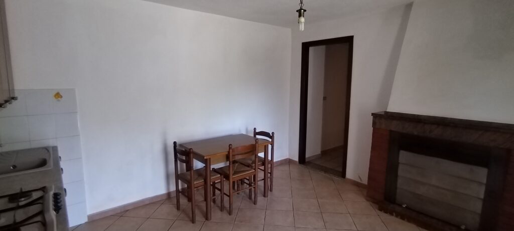 Detached house with land in Varrazzo hamlet (c.da Varrazzo, 25)