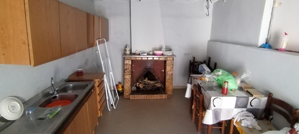 Detached house with land in Varrazzo hamlet (c.da Varrazzo, 25)