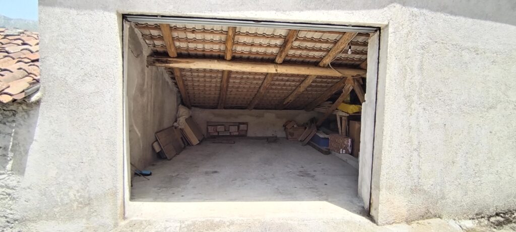 Detached house with land in Varrazzo hamlet (c.da Varrazzo, 25)