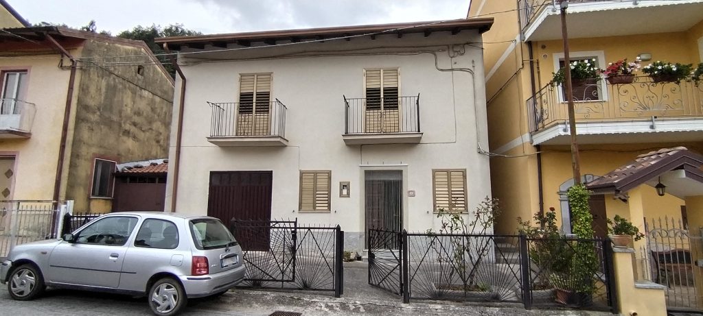 Detached house in the urban centre (via Preti, 30)