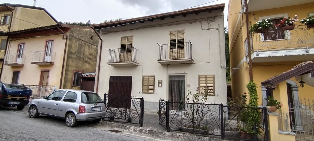 Detached house in the urban centre (via Preti, 30)