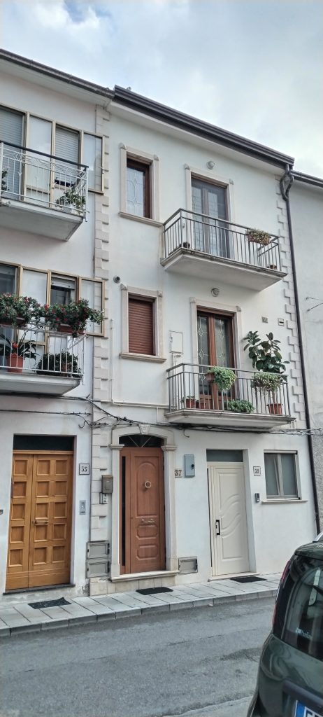 Casa indipendente nel centro urbano (via Roma, 37)