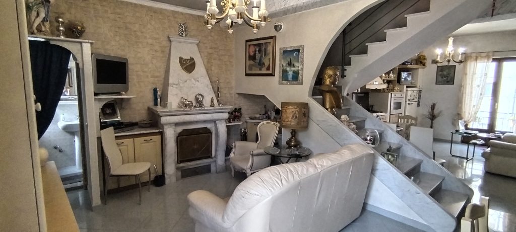Casa indipendente nel centro urbano (via Roma, 37)
