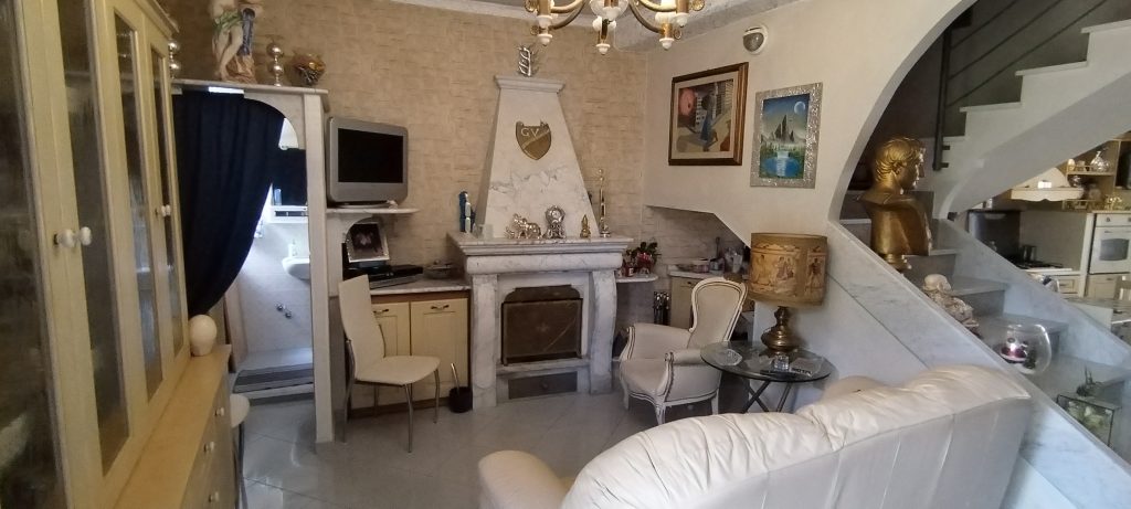 Casa indipendente nel centro urbano (via Roma, 37)