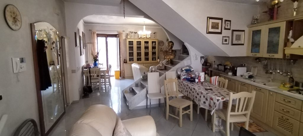 Casa indipendente nel centro urbano (via Roma, 37)