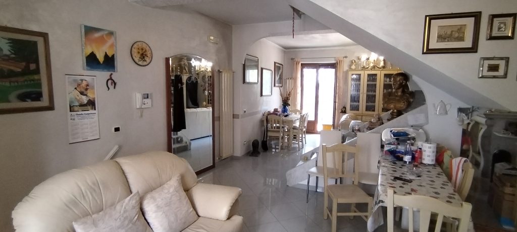 Casa indipendente nel centro urbano (via Roma, 37)