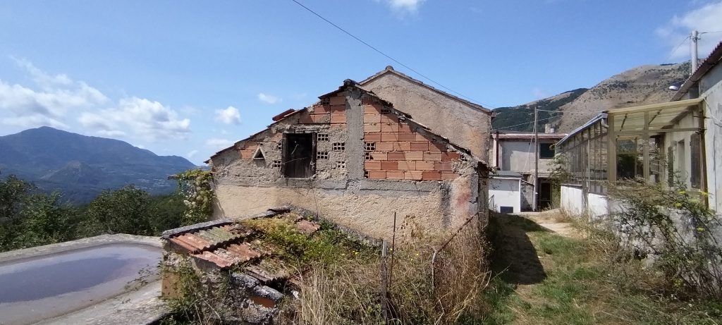 Casa indipendente con terreno in un’area rurale (c.da Mirricchio, 6)