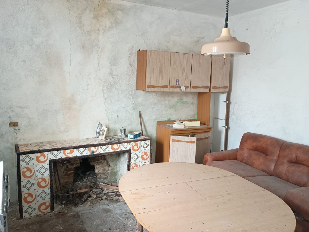 Casa indipendente con terreno in un’area rurale (c.da Mirricchio, 6)