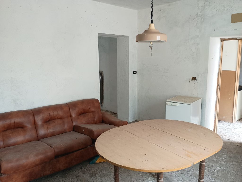 Casa indipendente con terreno in un’area rurale (c.da Mirricchio, 6)