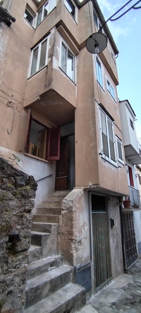Casa indipendente nel centro urbano (via Leopardi, 8)