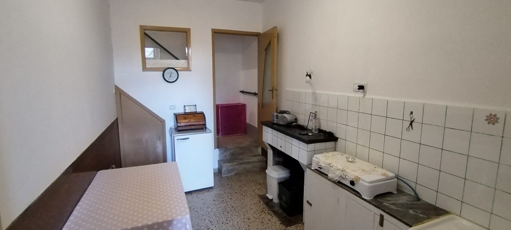 Casa indipendente nel centro urbano (via Leopardi, 8)