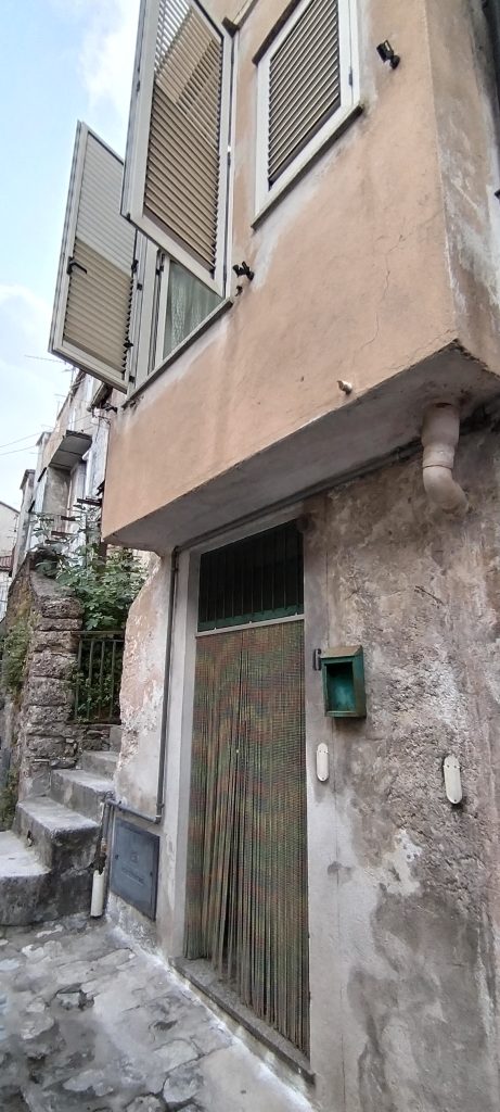 Casa indipendente nel centro urbano (via Leopardi, 8)