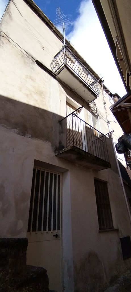 Casa indipendente nel centro urbano (via Volturno, 6)